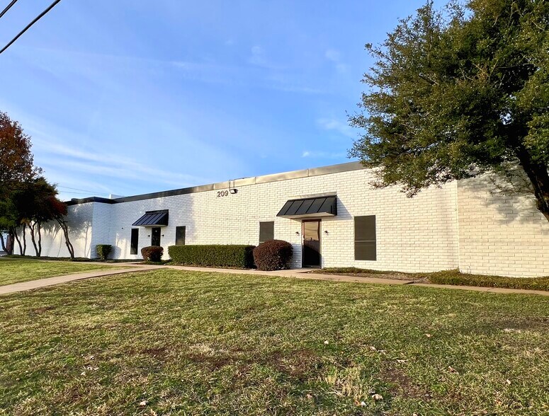 More Photos Of 209 S Kirby St, Garland Flex For Lease