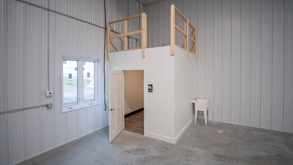 More Photos Of 332 Service NE ct, Rochester Warehouse For Lease