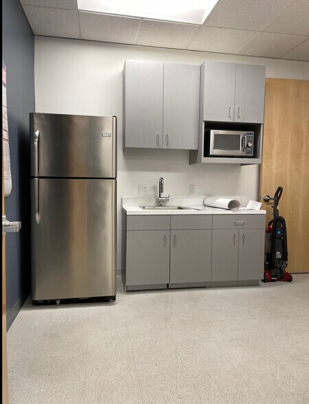 More Photos Of 1231 E Dyer Rd, Santa Ana Office For Sale