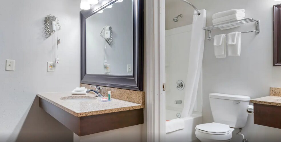 More Photos Of 2050 S US 41, Marquette Hotel For Sale