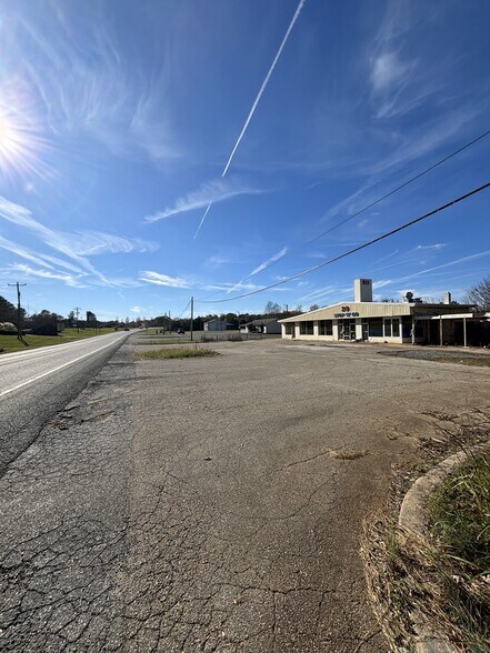 More Photos Of 2527 Main St, Hurt Flex For Sale