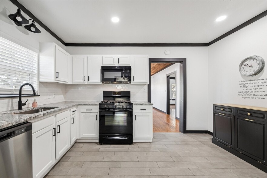 More Photos Of 5235 E 5th St, Katy Flex For Sale