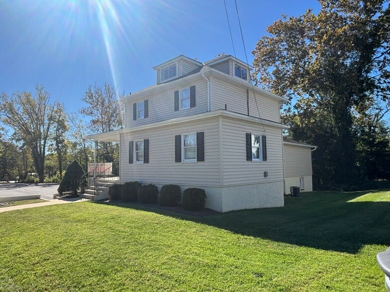 More Photos Of 5626 Southwestern Blvd, Arbutus Office For Lease