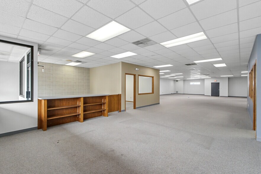 More Photos Of 115 E Conant St, Portage Office For Sale