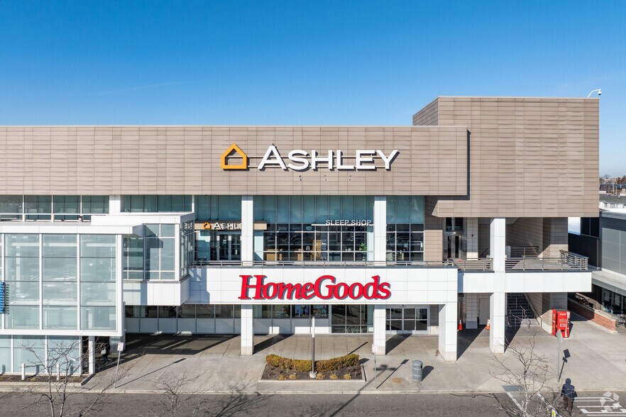 More Photos Of 750 W Sunrise Hwy, Valley Stream General Retail For Lease