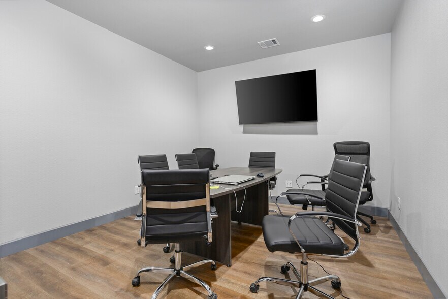 More Photos Of 913 N Belt Line Rd, Irving Distribution For Sale