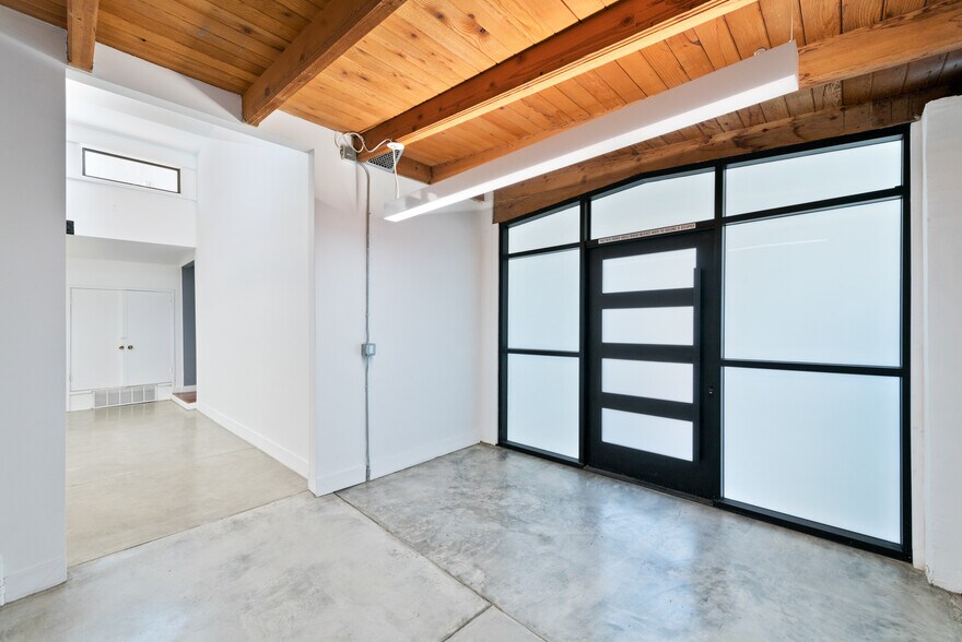 More Photos Of 1020 Pico Blvd, Santa Monica Storefront Retail Office For Lease