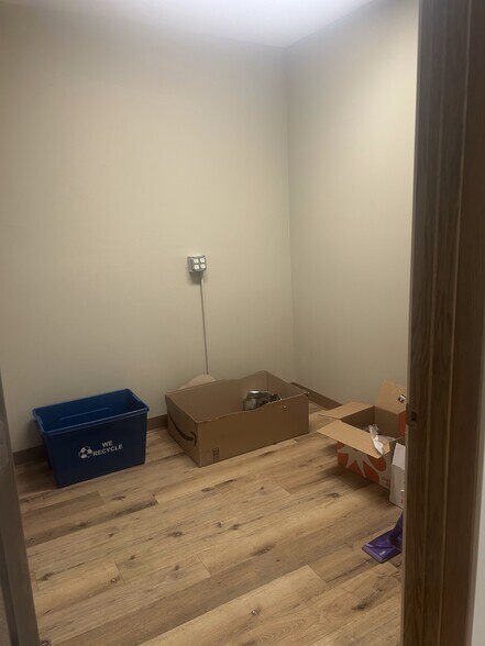 More Photos Of 705 Main St, Ridgeway Freestanding For Lease