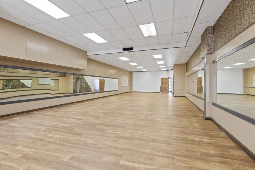 More Photos Of 315 E Main St, Waupun General Retail For Sale