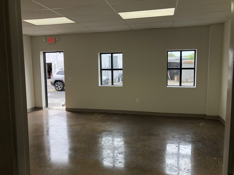 More Photos Of 40 Brook Ave, Deer Park Warehouse For Lease