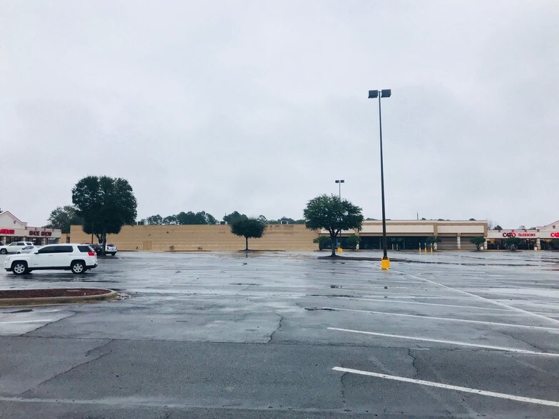 More Photos Of 1200-1320 S Madison Ave, Douglas Storefront For Lease