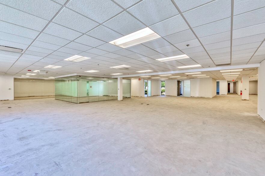 More Photos Of 941-969 Parkview Blvd, Lombard Light Manufacturing For Lease