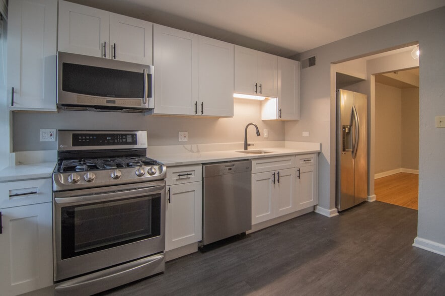 More Photos Of 844 W Lakeside Pl, Chicago Multifamily For Sale