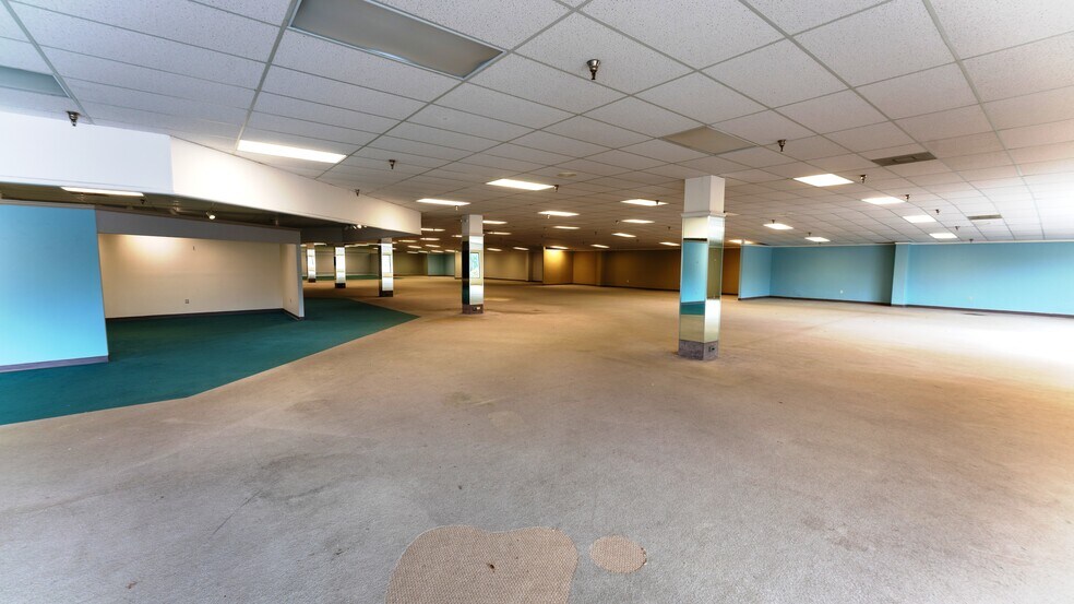More Photos Of 10001 Tamiami Trl E, Naples Freestanding For Lease