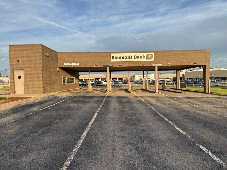 More Photos Of 7250 NW Expressway St, Oklahoma City Bank For Lease
