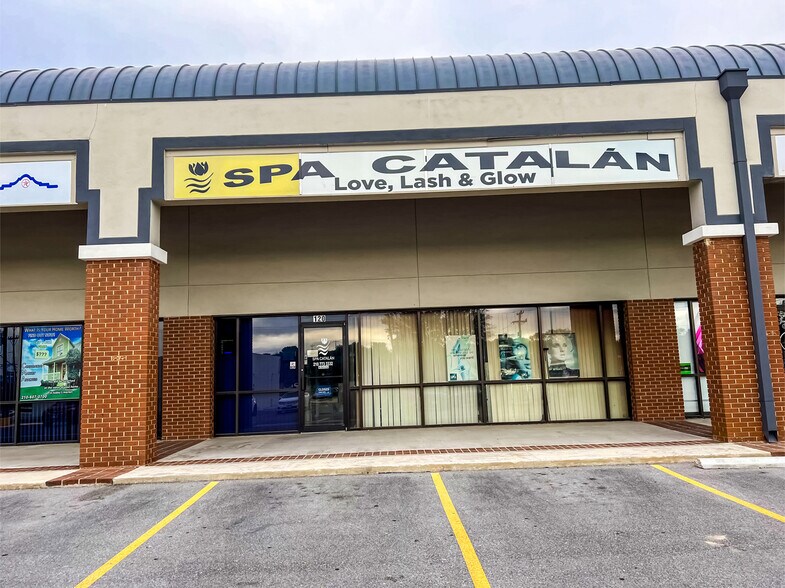 More Photos Of 7530 Bandera Rd, San Antonio Storefront For Lease