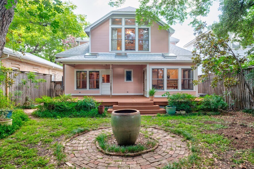 More Photos Of 812 W 10th St, Austin Office For Sale