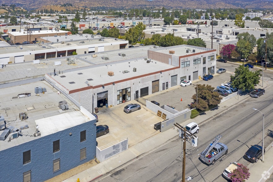 More Photos Of 21000 Osborne St, Canoga Park Distribution For Lease