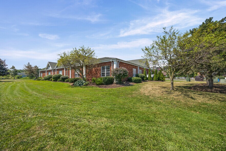More Photos Of 70 Elizabeth Blackwell St, Geneva Office For Lease