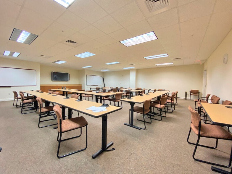 More Photos Of 704 Goodlette-Frank Rd N, Naples Unknown For Lease