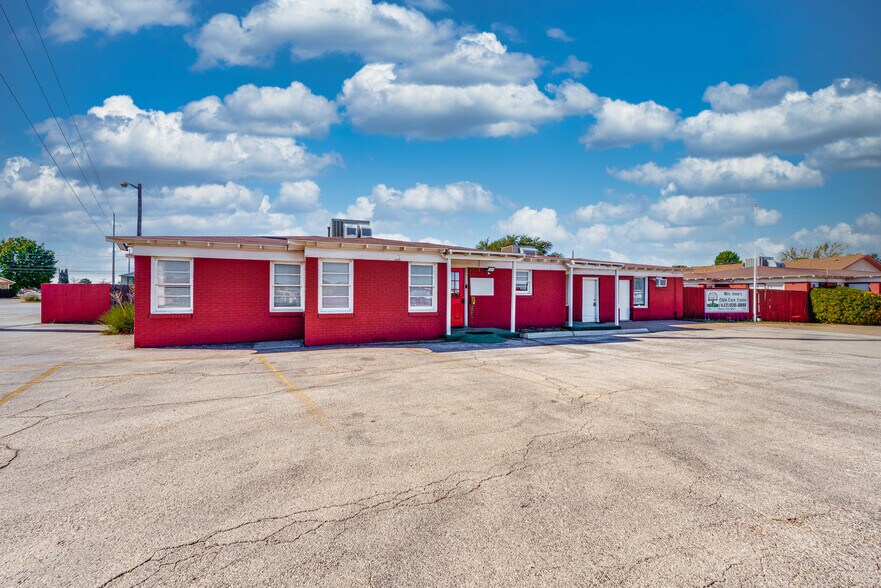 More Photos Of 1005 Austin St, Midland Storefront For Sale