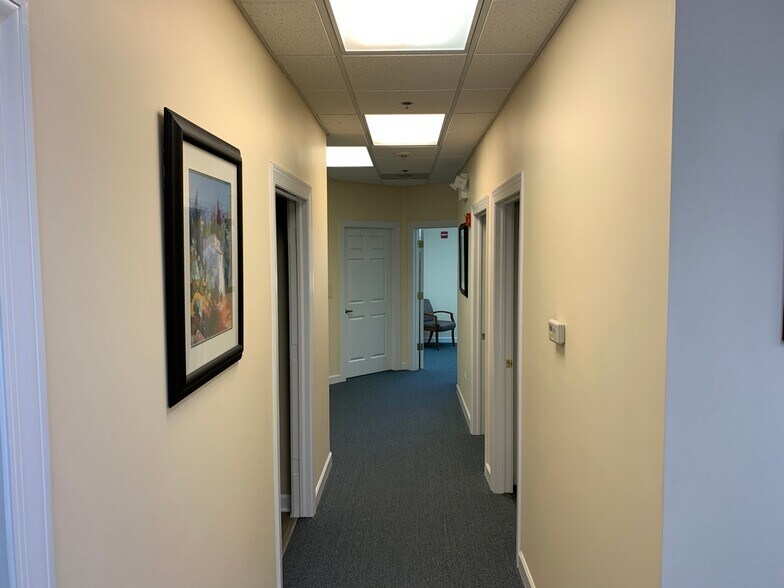 More Photos Of 1491 Merchant Dr, Algonquin Medical For Sale