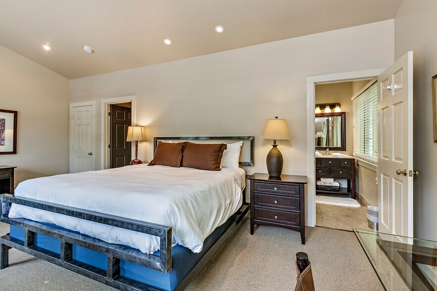 More Photos Of 240 E California St, Jacksonville Hotel For Sale