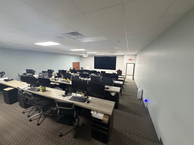 More Photos Of 210 Mittel Dr, Wood Dale Warehouse For Lease
