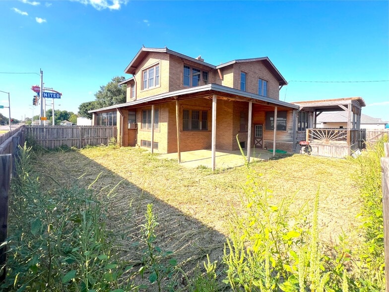 More Photos Of 621 E Broadway St, Altus Office Residential For Sale