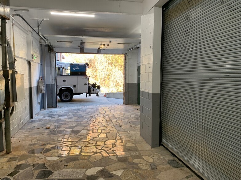 More Photos Of 3199 Albany Post Rd, Buchanan Warehouse For Lease