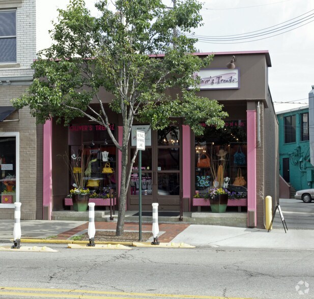 More Photos Of 138 W Maple Rd, Birmingham Storefront For Lease