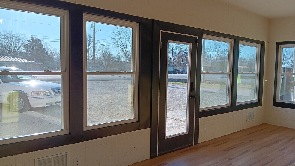 More Photos Of 215 S 14th St, Sarcoxie Showroom For Sale