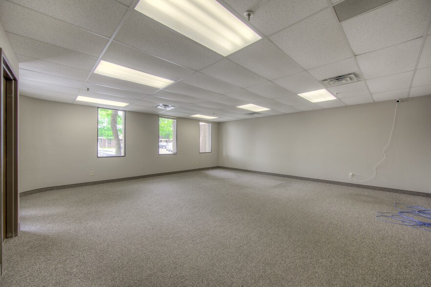 More Photos Of 9901-9927 Valley View Rd, Eden Prairie Showroom For Lease