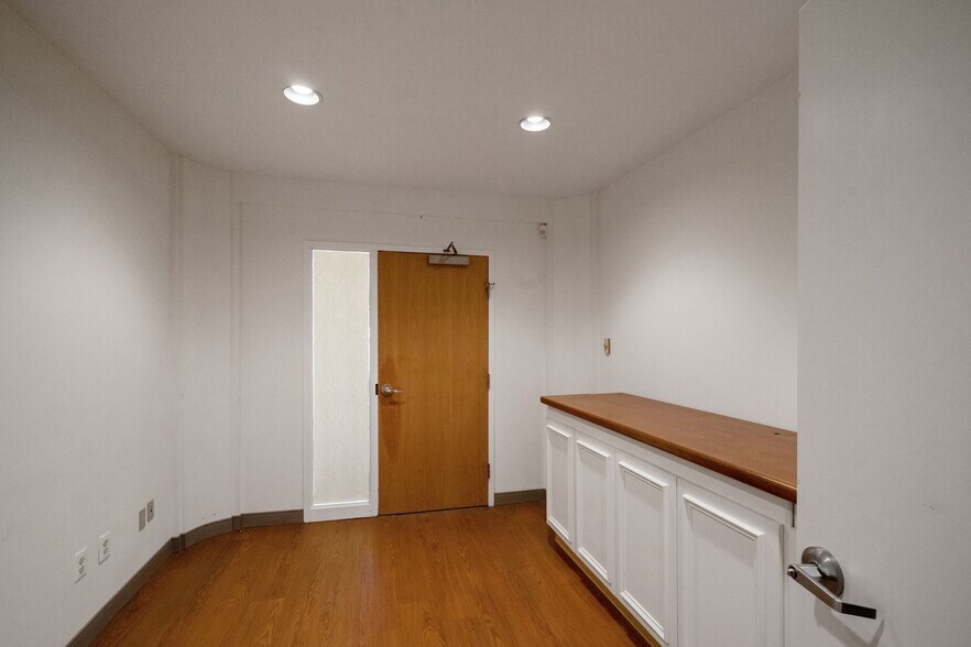 More Photos Of 1363 Beverly Rd, McLean Office For Sale