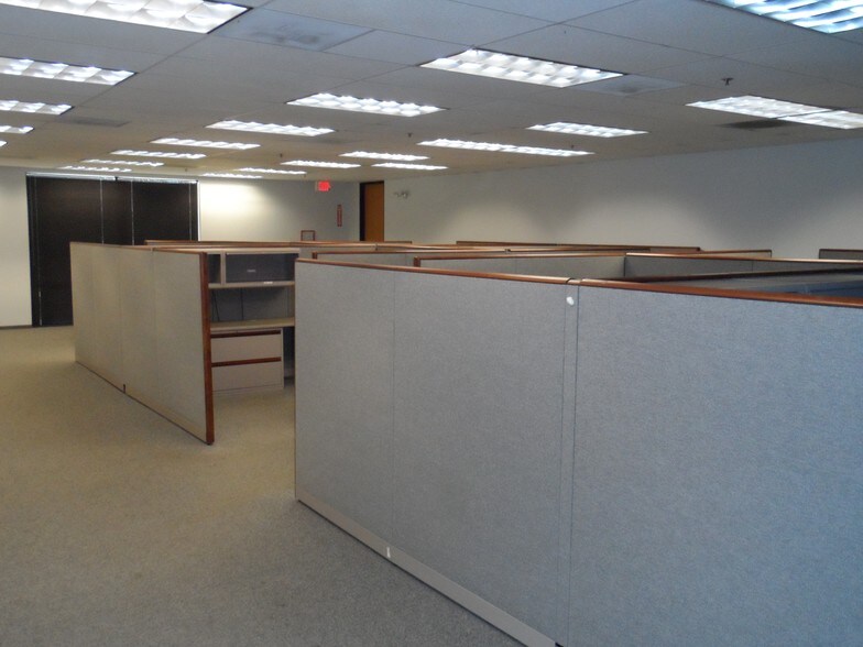 More Photos Of 935 Lakeview Pky, Vernon Hills Office For Lease