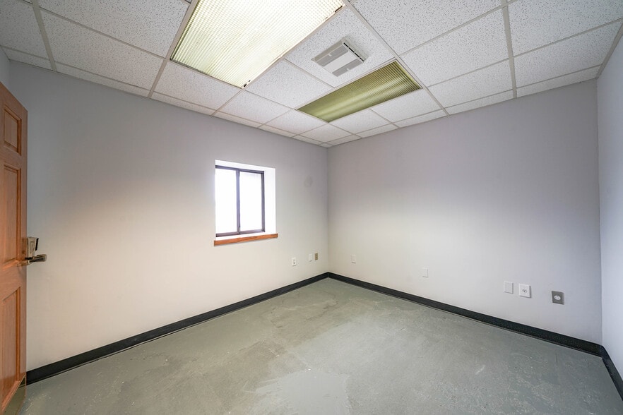 More Photos Of 8023 Malcolm Rd, Clinton Medical For Lease