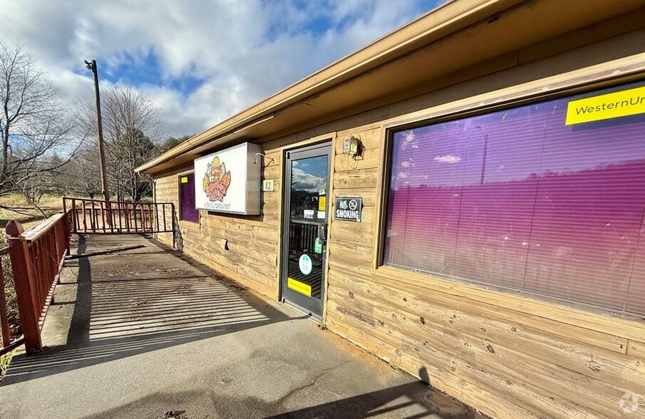 More Photos Of 82 Saddleridge Rd, Bassett Restaurant For Lease