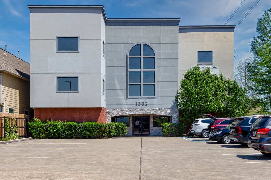 Primary Photo Of 1302 N Shepherd Dr, Houston Medical For Lease