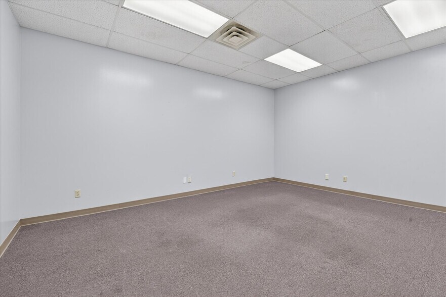 More Photos Of 1100 Croy Dr, Findlay Storefront Retail Office For Lease
