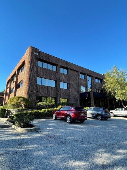 More Photos Of 207 Quaker Ln, West Warwick Office For Lease
