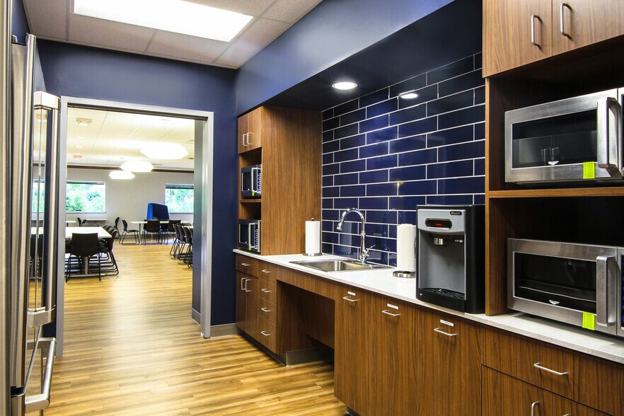 More Photos Of 2537 Daniels St, Madison Office For Lease