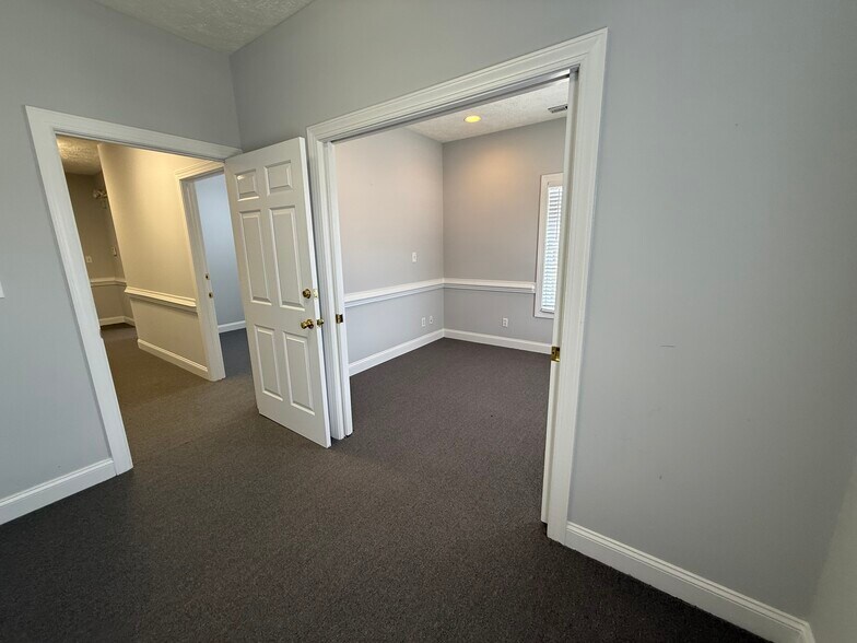 More Photos Of 2936 Breezewood Ave, Fayetteville Office For Lease