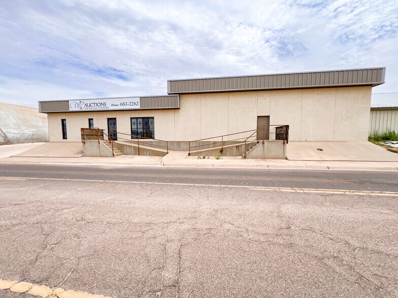 More Photos Of 1001-1009 W Industrial Ave, Midland Warehouse For Sale