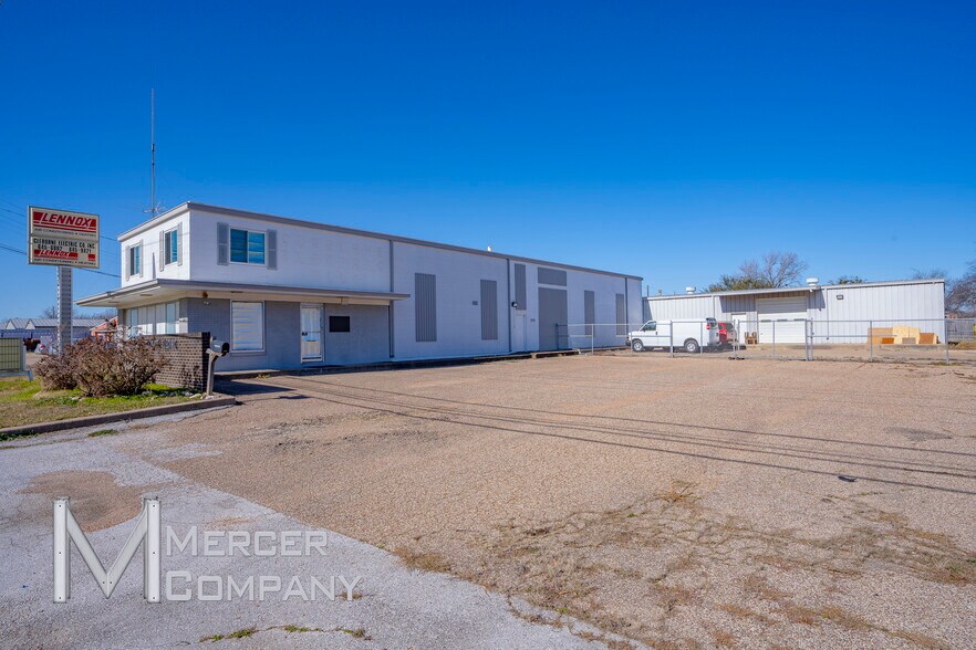 Primary Photo Of 112 W Kilpatrick St, Cleburne Flex For Sale