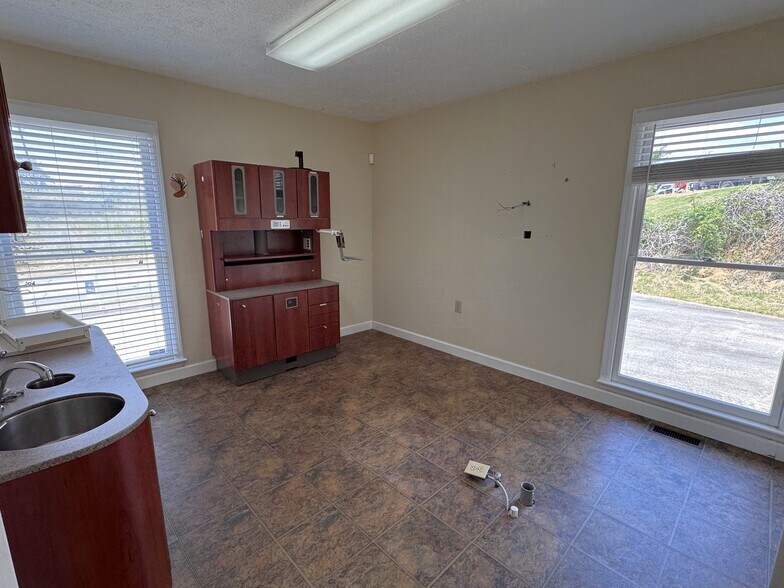 More Photos Of 471 S Main St, Cleveland Office For Sale