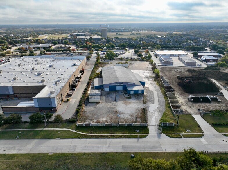 More Photos Of 6000 Split Trail Rd, Plano Warehouse For Lease