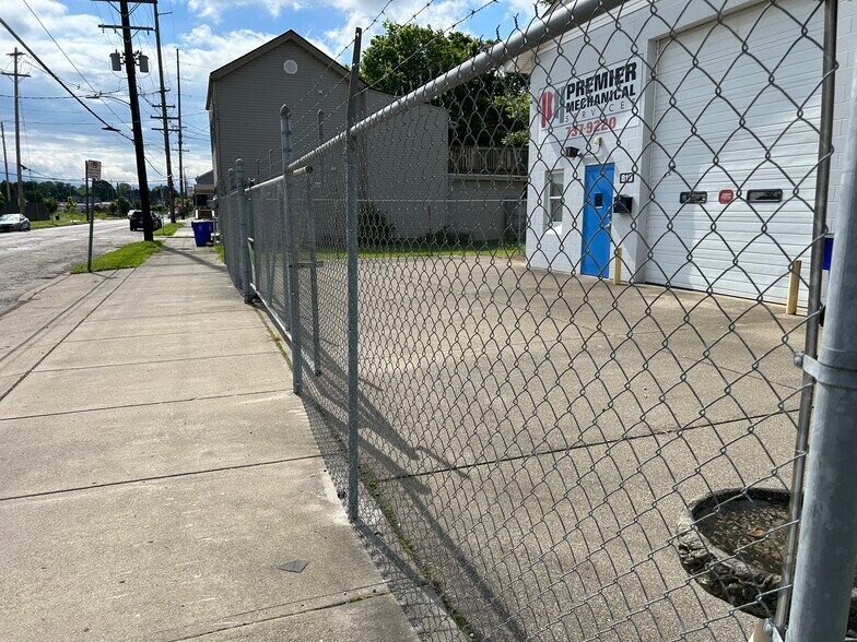 More Photos Of 819 Maple Ave, Hamilton Light Manufacturing For Sale