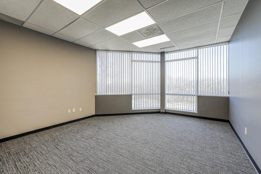 More Photos Of 10502 NW Ambassador Dr, Kansas City Office For Lease