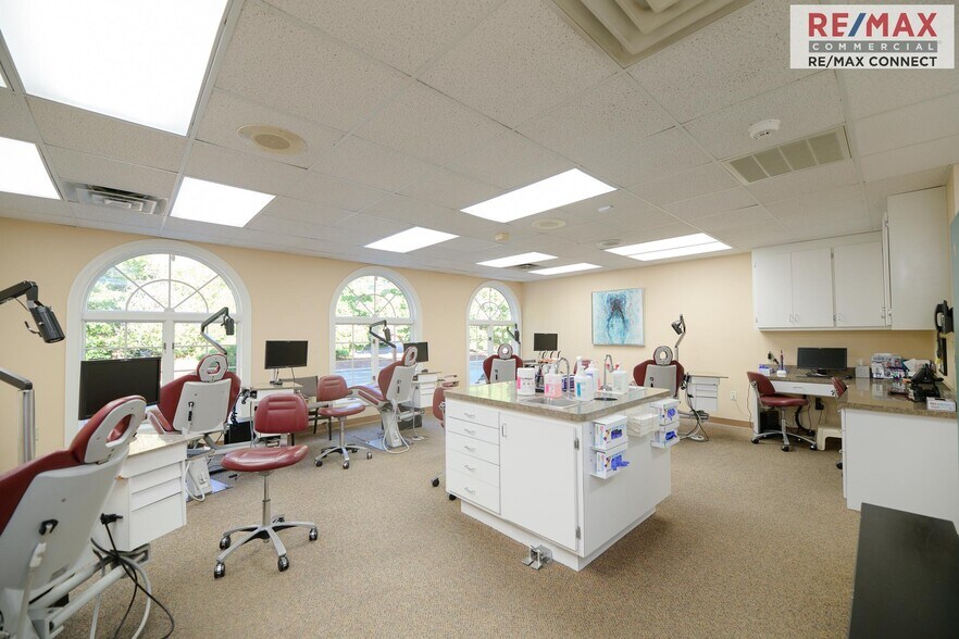 More Photos Of 401 Oyster Point Rd, Newport News Medical For Sale