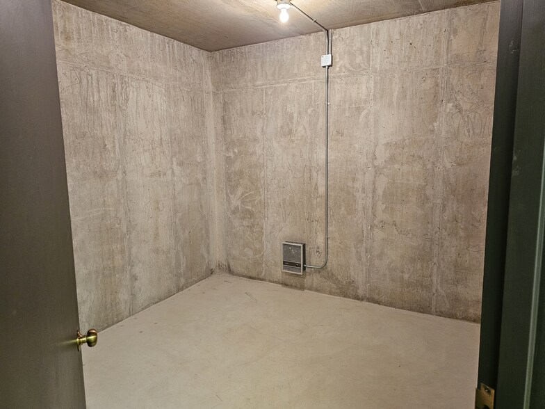 More Photos Of 1093 Appleton Rd, Menasha Office For Lease